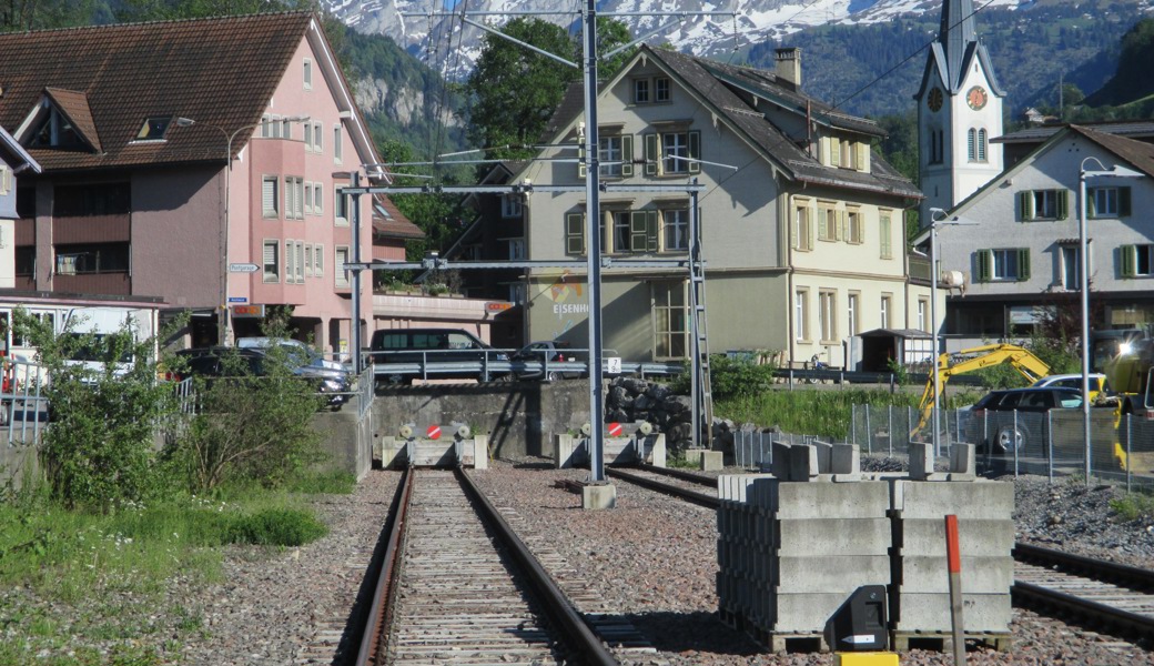 Die Gleise der Bahn durchs Toggenburg enden in Nesslau an Prellböcken und einer Mauer: Die vor 80 Jahren gutgeheissene Bahn-Verlängerung bis Wildhaus blieb unverwirklicht.