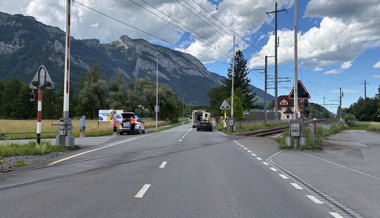 Velofahrer bei Zusammenstoss mit Auto schwer verletzt