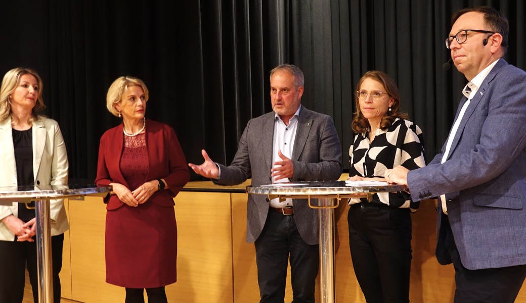 Die Referentinnen und der Referent des Abends und der Moderator (von links): Mirela Mujadzic, Domenika Schnider, Rolf Pfeiffer, Petra Näf und Ralph Dietsche.  Die Referentinnen und der Referent des Abends und der Moderator (von links): Mirela Mujadzic, Domenika Schnider, Rolf Pfeiffer, Petra Näf und Ralph Dietsche.