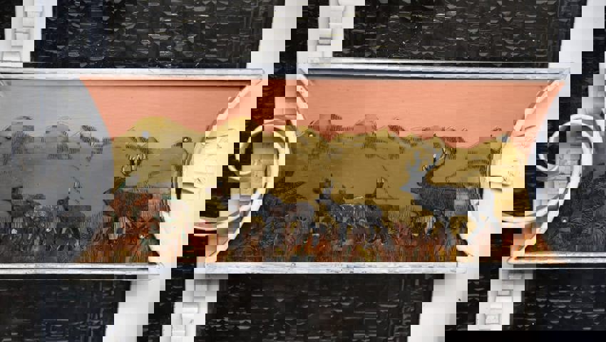  Selbstkreierte jagdliche Sujets zieren die Türen des Wohnhauses.