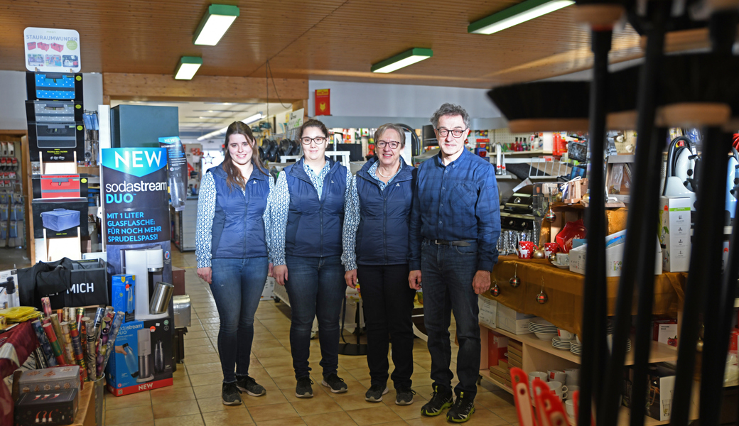  Willi und Marlies Berger (von rechts) übergeben die Ladenleitung an Rebecca Kind. Eliane Kobler und Alexandra Näscher (fehlt auf dem Bild) unterstützen sie.