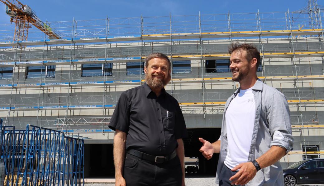 Michael Grabherr mit Sohn Nathan Grabherr vor dem Rohbau des neuen Hauptsitzes in Sennwald.