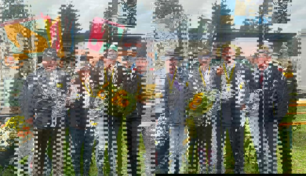 Urs Bicker (Zweiter von rechts) gewann mit der Equipe der Bündner Fahrsportvereinigung den OKV-Fahrcup-Final in Ellikon an der Thur.