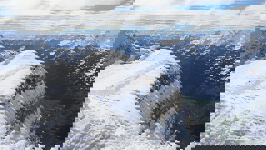  In die Berge kann man auch ohne Ski: Der Rundweg Rosenboden auf dem Chäserrugg lädt zum Winterwandern. 