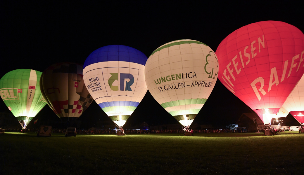 Am Samstagabend gehörte die Ballonwiese in Ebnat-Kappel ganz dem traditionellen Ballonglühen.