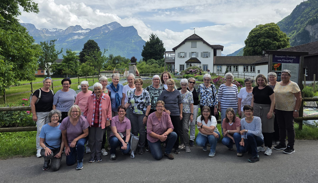 Im Kräutergarten des Klosters erhielten die Landfrauen viele wertvolle Tipps.