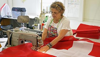 Fahnenfabrik begegnet dem Druck von aussen mit Tradition