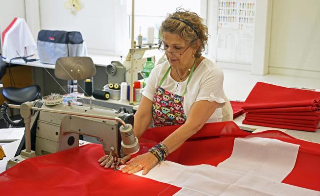 Fahnenfabrik begegnet dem Druck von aussen mit Tradition