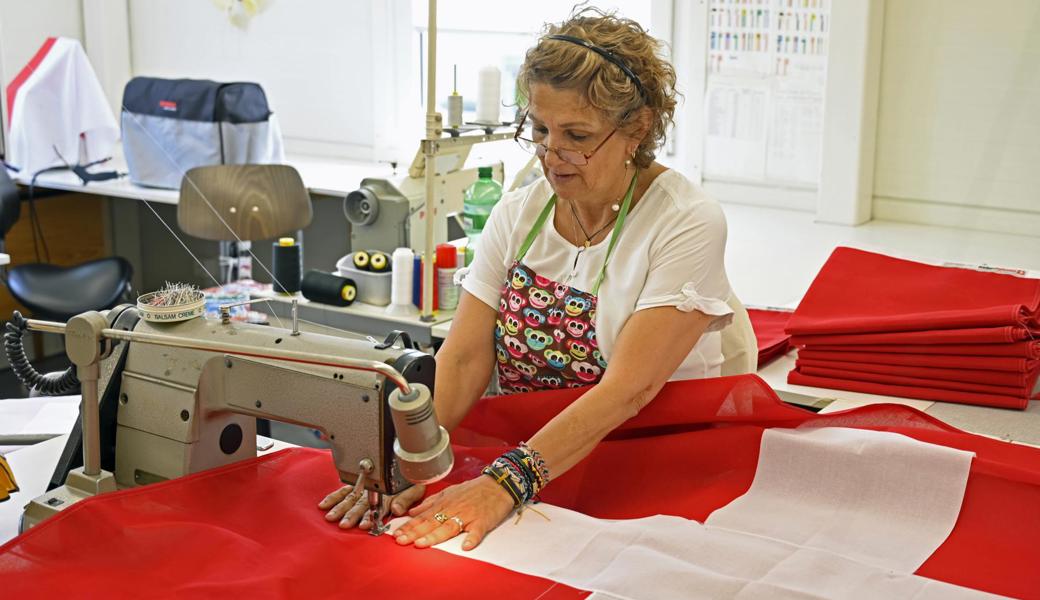 Gemeinde-, Kantons- und Landes-, aber auch Vereins- und Eventfahnen entstehen in Sevelen in sorgfältiger Handarbeit.
