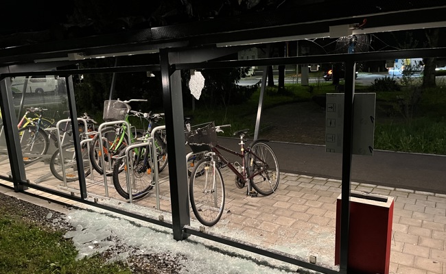 Einbrecher und Vandalen schlagen Scheiben ein