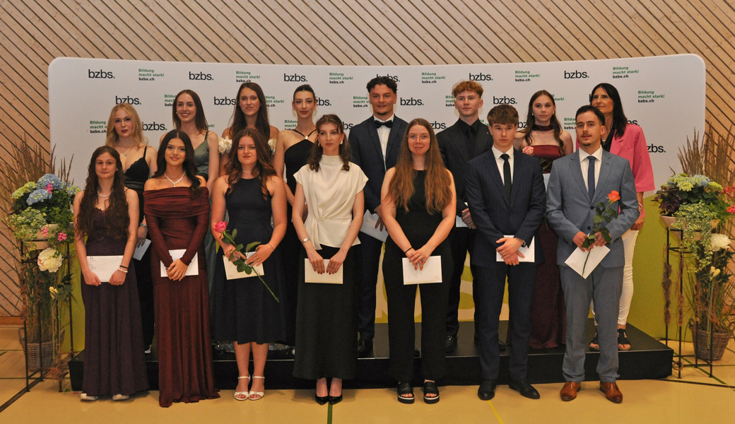 Viele strahlende Gesichter, zu Recht: Eine der acht Kaufleute-Klassen am BZBS