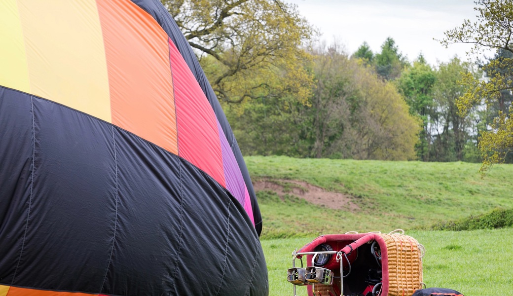 Ballonfahrt endet im Baum – Fahrer und vier Fahrgäste kommen mit dem Schrecken davon