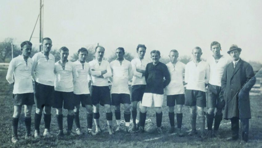  Das Gründerteam von 1921 in den an der Gründungsversammlung beschlossenen Clubfarben. 