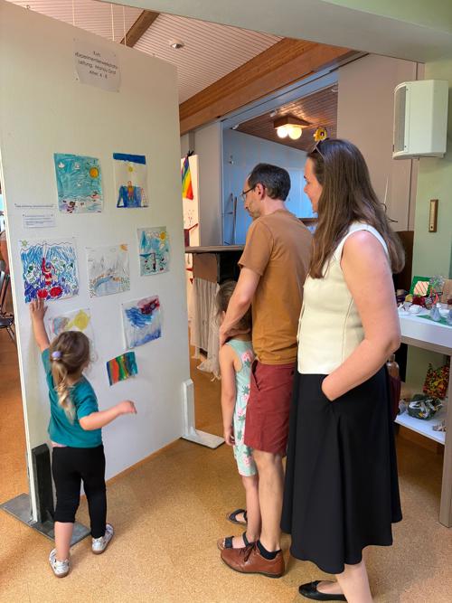 Stolz wird die während der Kurse entstandene Kunst den Familienangehörigen präsentiert.