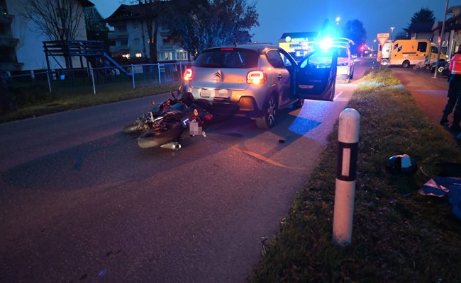 Motorrad fährt auf Auto auf - Motorradfahrer leicht verletzt