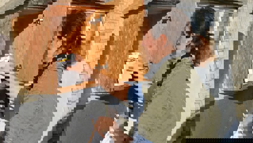  Julie Canal deponiert die bestellten Medikamente im Depot.