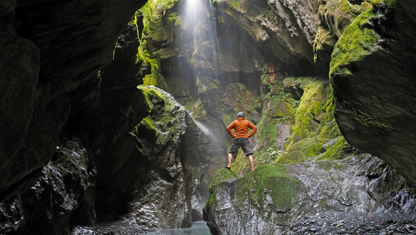 Selbstauslöser in paradisischer Schlucht auf der Südinsel. Wo genau, bleibt sein Geheimnis.