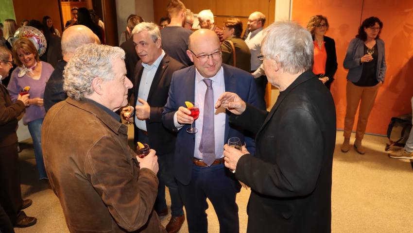 Rund 60 Gäste nahmen an der Feier zum 20-jährigen Bestehen des Betagtenheim Wartau in Azmoos teil. Während Betriebskommissionspräsidentin Vreni Kruse (hinten links) und Heimleiterin Beatrice Disch die Gäste begrüssten, tauschte sich Regierungsrat Beat Tinner (Mitte) mit dem damaligen Architekten-Team aus.