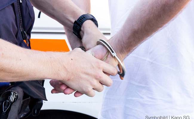 Streit eskaliert: Mann bedroht zwei Frauen mit Messer – die Polizei sucht Zeugen