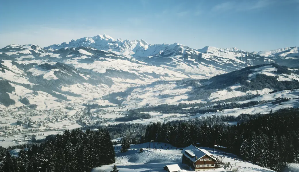 So weiss wie hier am Berggasthaus Girlen oberhalb von Ebnat-Kappel wird's selten. Im Hintergrund: Der 1999 zurückgebaute Skilift.