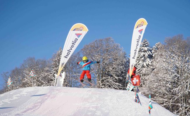 Beim Schnupperspringen begeben sich die Kinder auf die Spuren von Simon Ammann