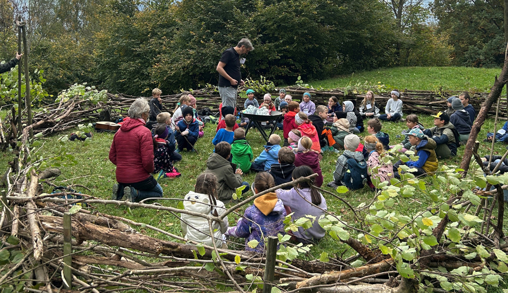 Die Kinder haben ihr gallisches Dorf bezogen.