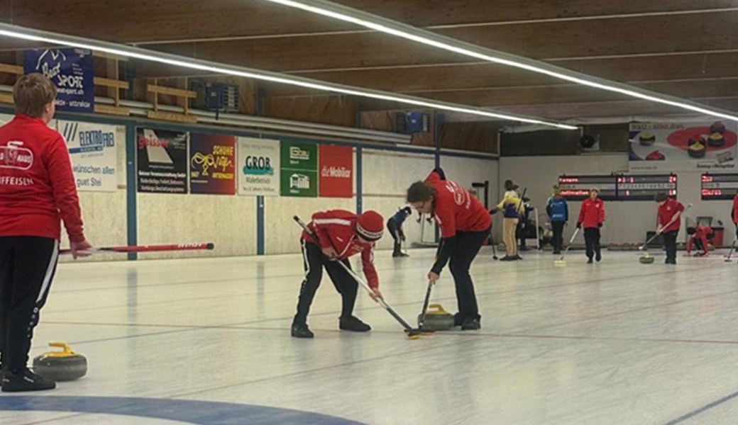 Die junge Wildhauser Crew (von links): Skip Janis Radzuweit mit Josuah Dürr und Nicole Feiss die den gespielten Stein von Severin Schmucki wischen..