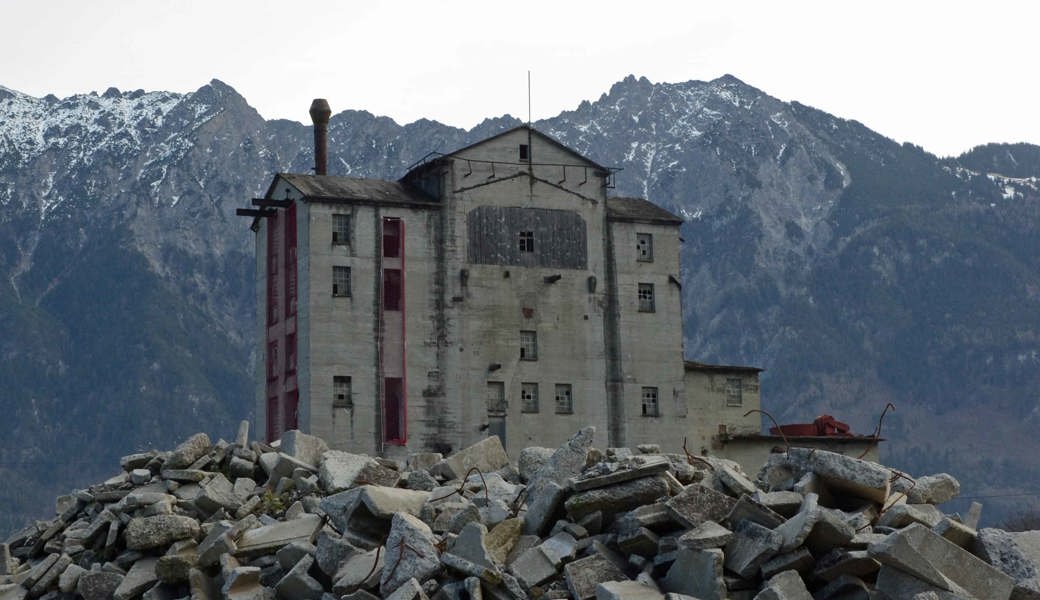Der Turm der Aufbereitungsanlage fristet ein trostloses Dasein. Ein Teil seiner Installationen wurde bereits entfernt.