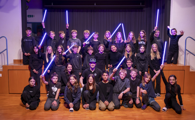 Leuchtende Kreativität: Schulkinder schaffen Licht-Kunstwerke