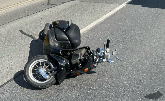 Rollerfahrer prallt in Auto und verletzt sich dabei