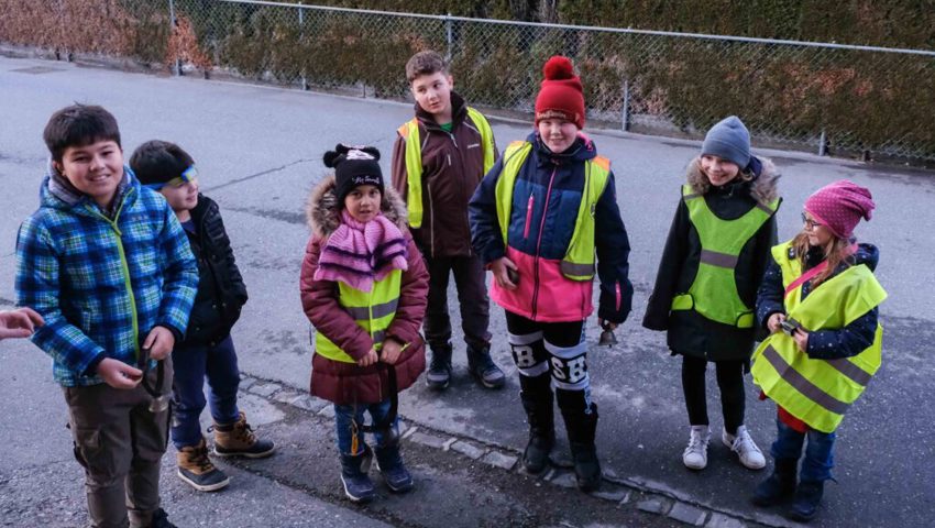  Die Kinder läuteten an den Haustüren und wünschten den Bewohnerinnen und Bewohnern einen guten Rutsch und ein gutes neues Jahr.