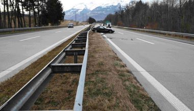 Nach einem Unfall auf der Autobahn A13 bei Salez sucht die St. Galler Kantonspolizei Zeugen