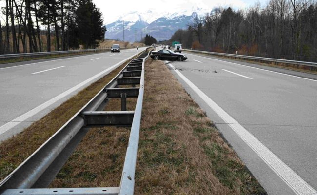 Nach einem Unfall auf der Autobahn A13 bei Salez sucht die St. Galler Kantonspolizei Zeugen