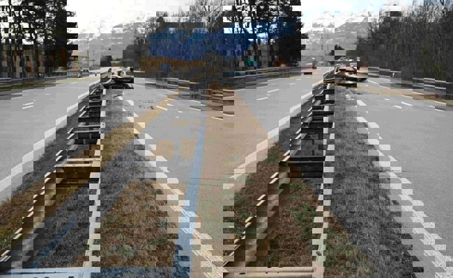 Nach einem Unfall auf der Autobahn A13 bei Salez sucht die St. Galler Kantonspolizei Zeugen