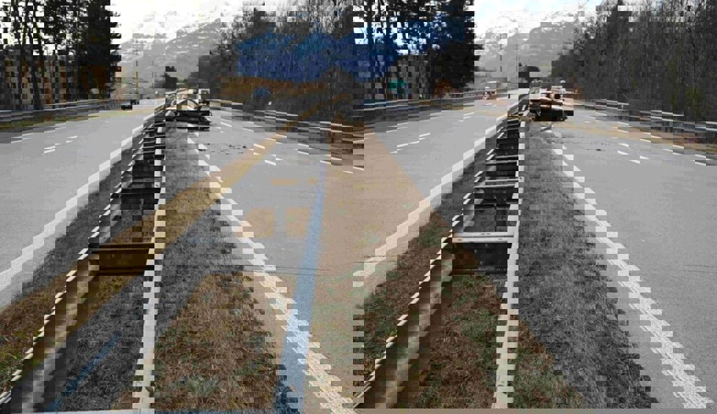  Das Fahrzeug der Autofahrerin kam an der Mittelleitplanke auf der A13 zum Stillstand. 