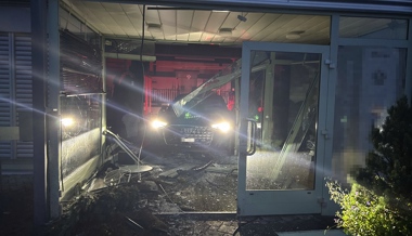 Zeugenaufruf: Diebe dringen mit gestohlenem Auto in Waffengeschäft ein