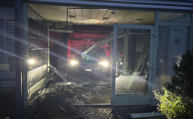 Zeugenaufruf: Diebe dringen mit gestohlenem Auto in Waffengeschäft ein