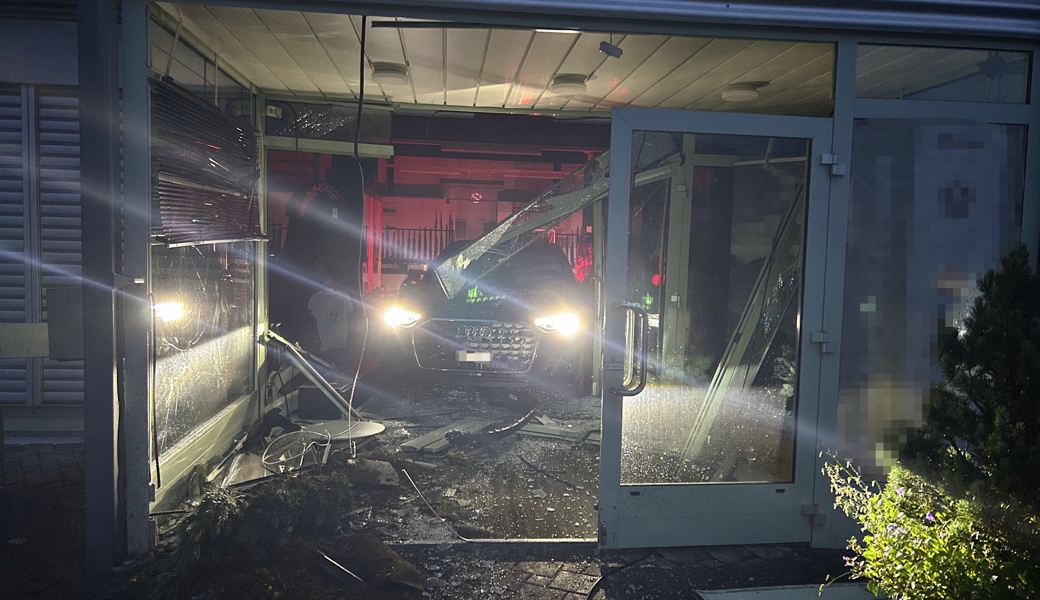 Die Täterschaft nutze den Audi als Rammfahrzeug und räumte anschliessend zwei Vitrinen aus.