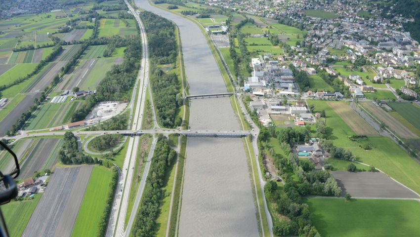  Luftaufnahme vom Rhein auf Höhe Sevelen – Vaduz, wo der Rhein aufgeweitet werden soll. 
