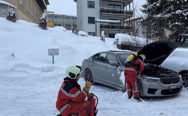 Mit Wunderkerzen BMW in Brand gesetzt