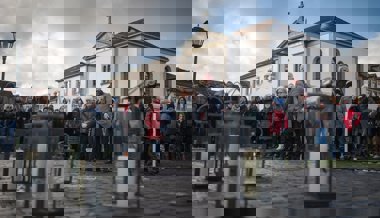 Über hundert Menschen gedenken auf Klosterplatz den Opfern von Crans-Montana