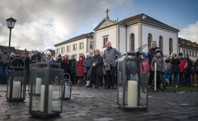 Über hundert Menschen gedenken auf Klosterplatz den Opfern von Crans-Montana