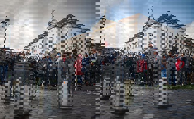 Über hundert Menschen gedenken auf Klosterplatz den Opfern von Crans-Montana