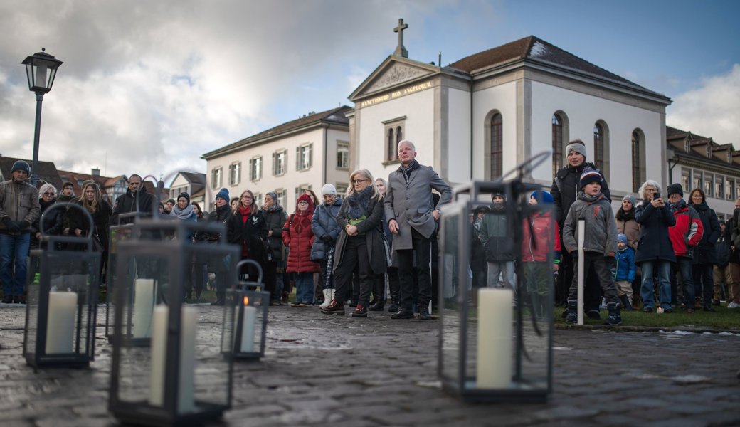Über hundert Menschen gedenken auf Klosterplatz den Opfern von Crans-Montana