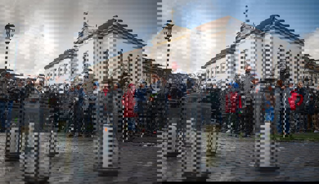 In St.Gallen gedenken die Menschen der Opfer von Crans Montana und ihrer Angehörigen. Unter ihnen befanden sich auch Stadtpräsidentin Maria Pappa und Stadtrat Mathias Gabathuler. 