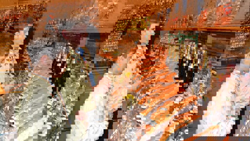  Der Jodelnachwuchs bewundert die reiche Tombola und sucht nach dem Gewinn des eigenen Loses. 