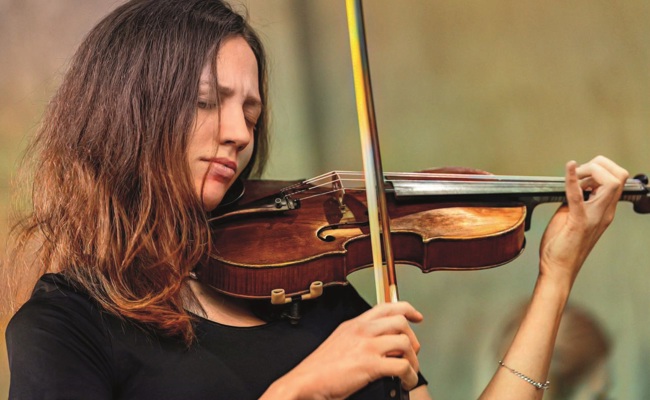 Violinistin Lisa von Sury aus Azmoos spielt im TAK