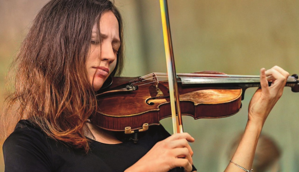 Violinistin Lisa von Sury aus Azmoos spielt im TAK
