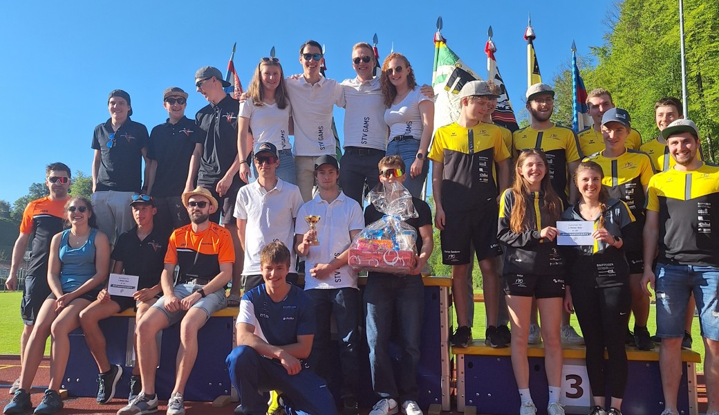 Siegerehrung 800-Meter-Lauf mit dem STV Gams zuoberst auf dem Podest.