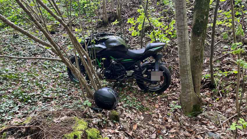 Eine Motorradfahrerin stürzte in Mühlrüti eine Böschung hinab.